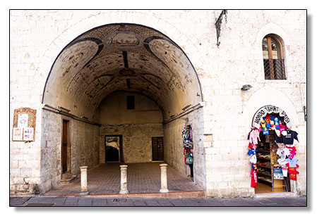 Assisi Geschäft1